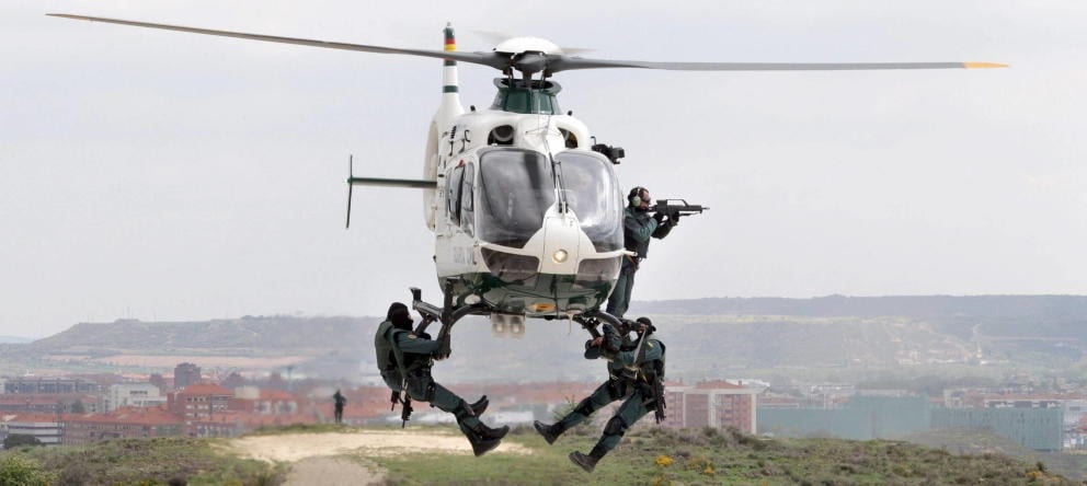 Efectivos del Grupo de Acción Rápida (GAR) de la Guardia Civil durante una exhibición.