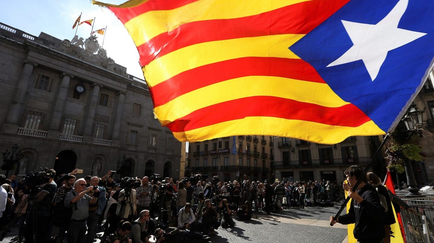 Ambiente ante el Palau de la Generalitat, en el primer día laborable tras la puesta en marcha del artículo 155 de la Constitución para hacer frente al desafío secesionista en Cataluña.