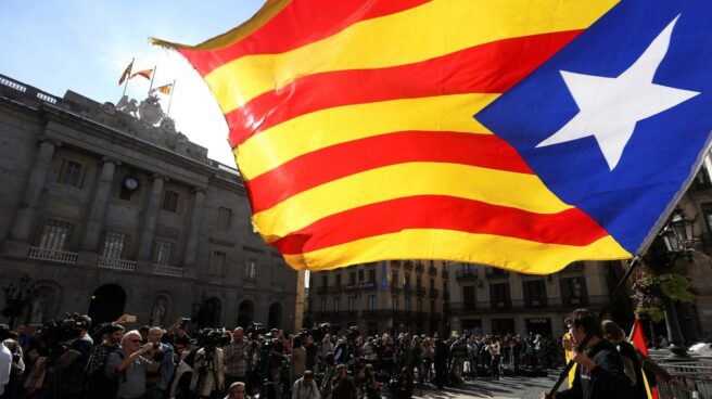 Ambiente ante el Palau de la Generalitat, en el primer día laborable tras la puesta en marcha del artículo 155 de la Constitución para hacer frente al desafío secesionista en Cataluña.