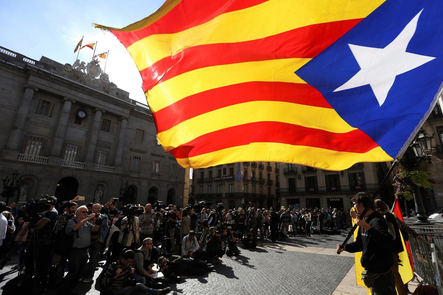 Ambiente ante el Palau de la Generalitat, en el primer día laborable tras la puesta en marcha del artículo 155 de la Constitución para hacer frente al desafío secesionista en Cataluña.