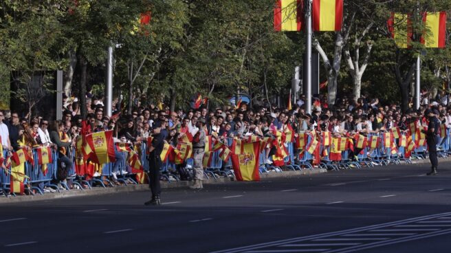 Público el 12-O Cientos de personas esperan el comienzo del desfile del Día de la Fiesta Nacional, al que asiste el Gobierno en pleno y la mayoría de líderes políticos.