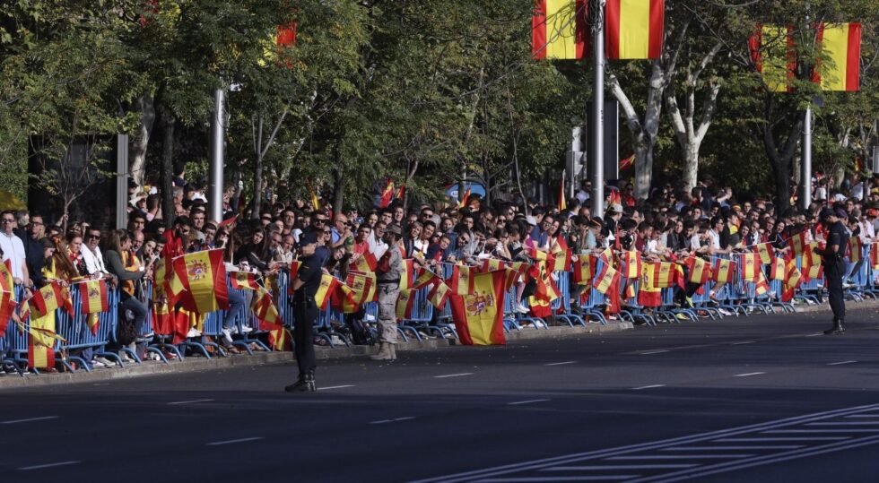 Cientos de personas esperan el comienzo del desfile del Día de la Fiesta Nacional, al que asiste el Gobierno en pleno y la mayoría de líderes políticos.