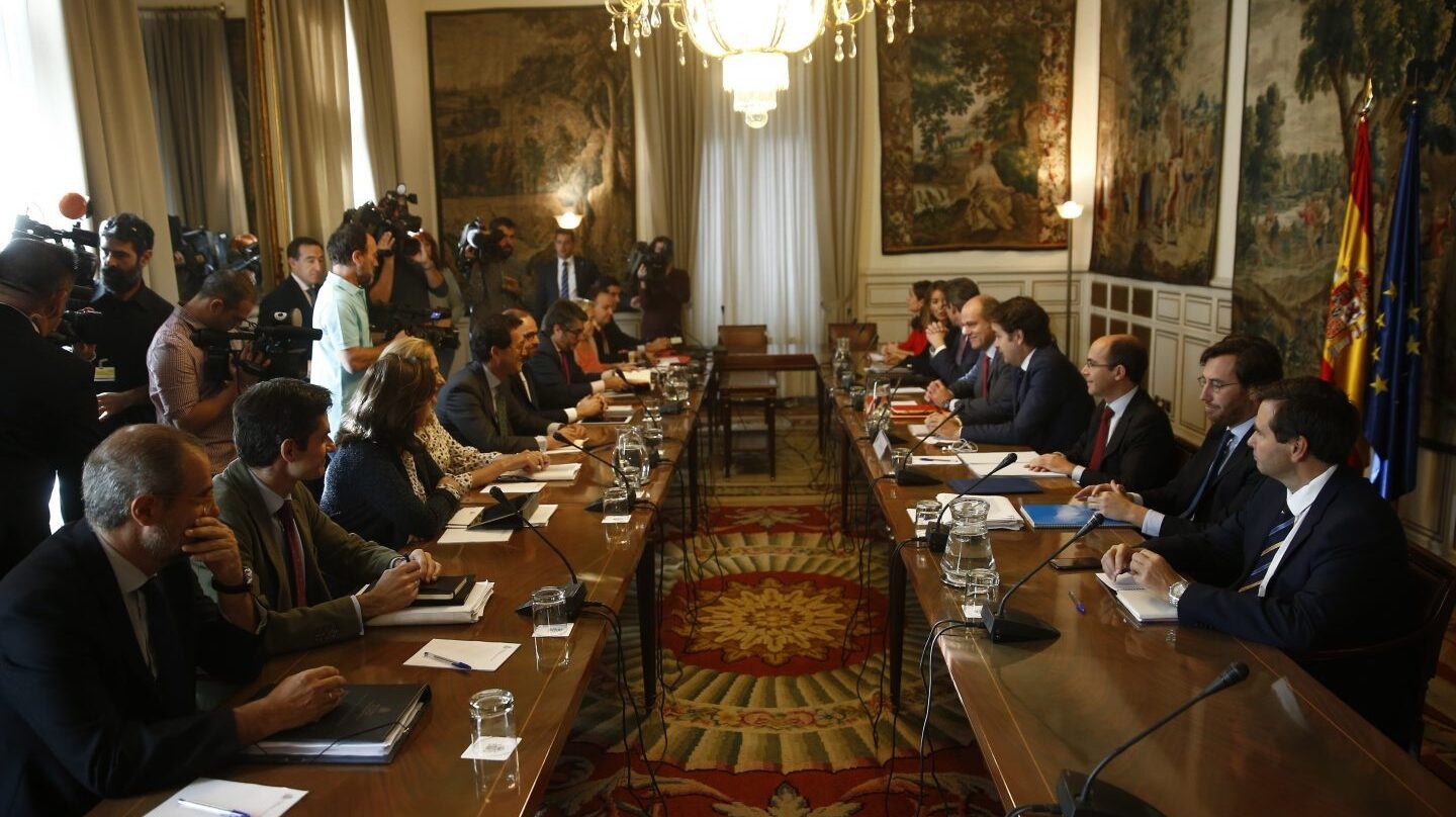 Roberto Bermúdez de Castro preside la reunión con los subsecretarios tras activar el 155 para intervenir Cataluña.