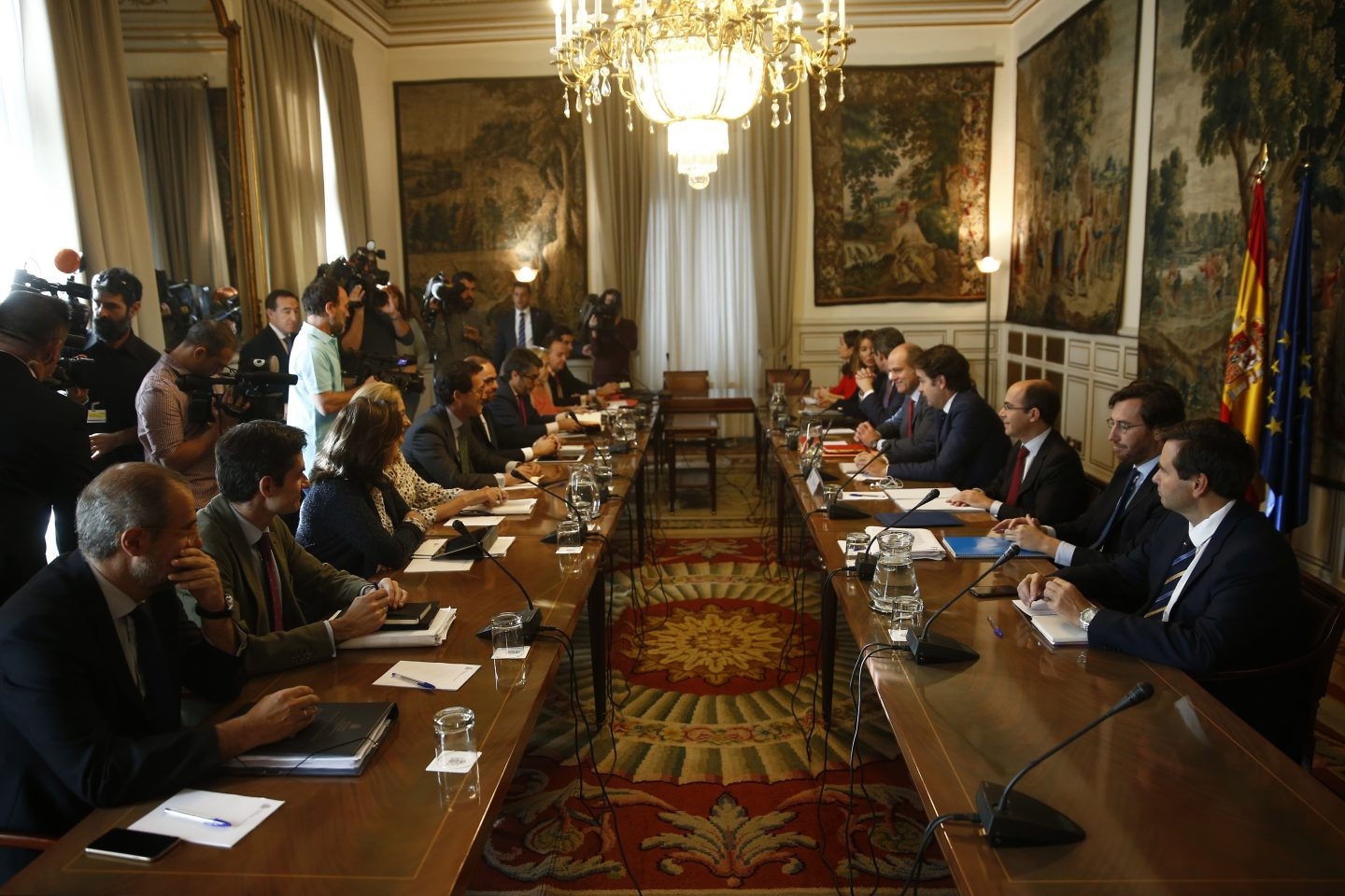 Roberto Bermúdez de Castro preside la reunión con los subsecretarios tras activar el 155 para intervenir Cataluña.