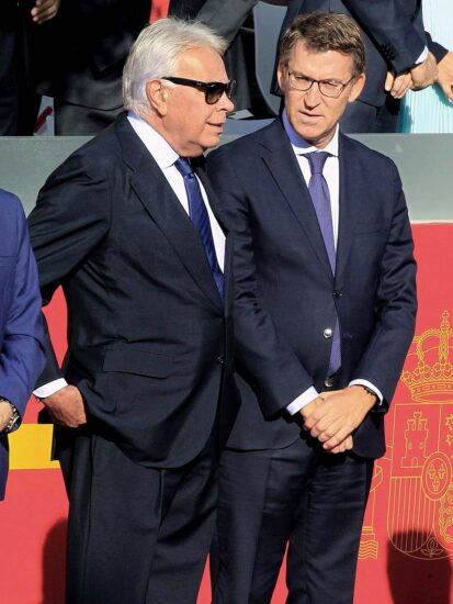 El expresidente del Gobierno, Felipe González (i), junto al presidente de la Xunta de Galicia, Alberto Núñez Feijóo (d), durante el desfile del Día de la Fiesta Nacional, que presiden los Reyes y al que asiste el Gobierno en pleno y la mayoría de líderes políticos.