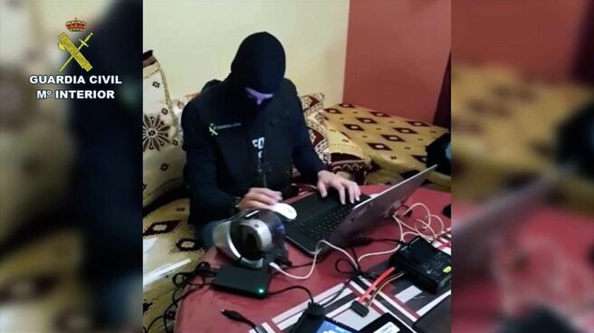 Agente de la Guardia Civil, durante el registro de la vivienda de la yihadista de Palamós.