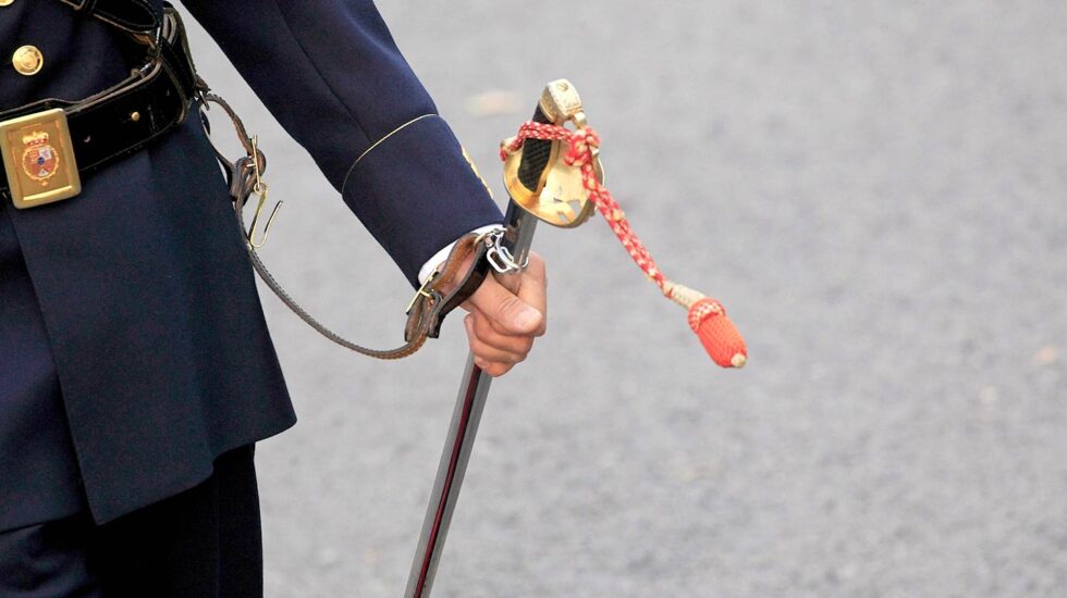 Detalle del sable de un integrante del cuerpo de la Guardia Real, durante el desfile del Día de la Fiesta Nacional, al que asiste el Gobierno en pleno y la mayoría de líderes políticos.