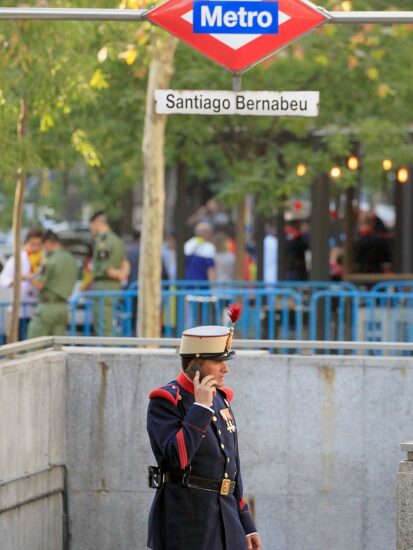 Un integrante del cuerpo de la Guardia Real, antes del inicio del desfile del Día de la Fiesta Nacional, al que asiste el Gobierno en pleno y la mayoría de líderes políticos.