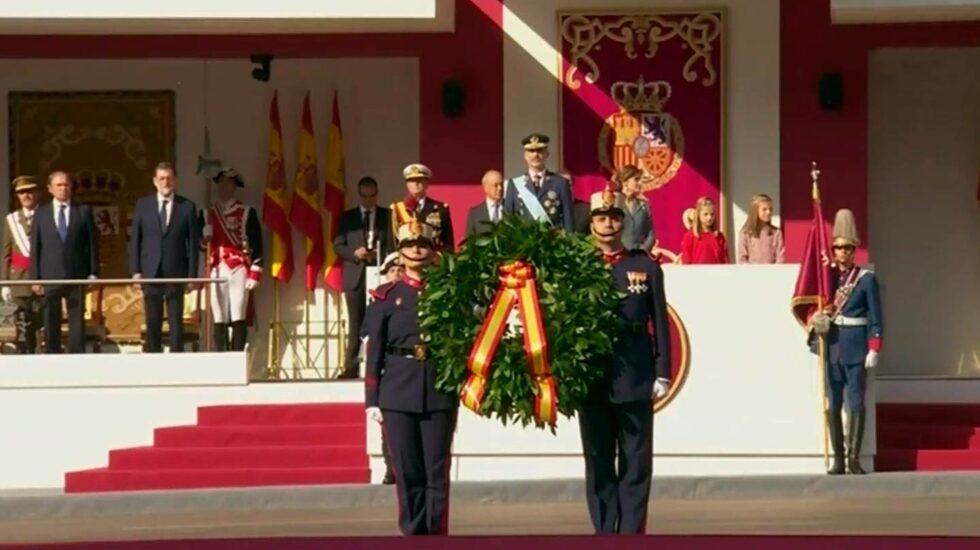 El Rey Felipe VI, junto con otras personalidades, durante el homeaje a los caídos por España el 12-O