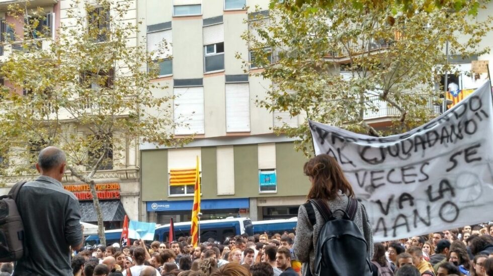 Manifestantes frente a la sede PP.