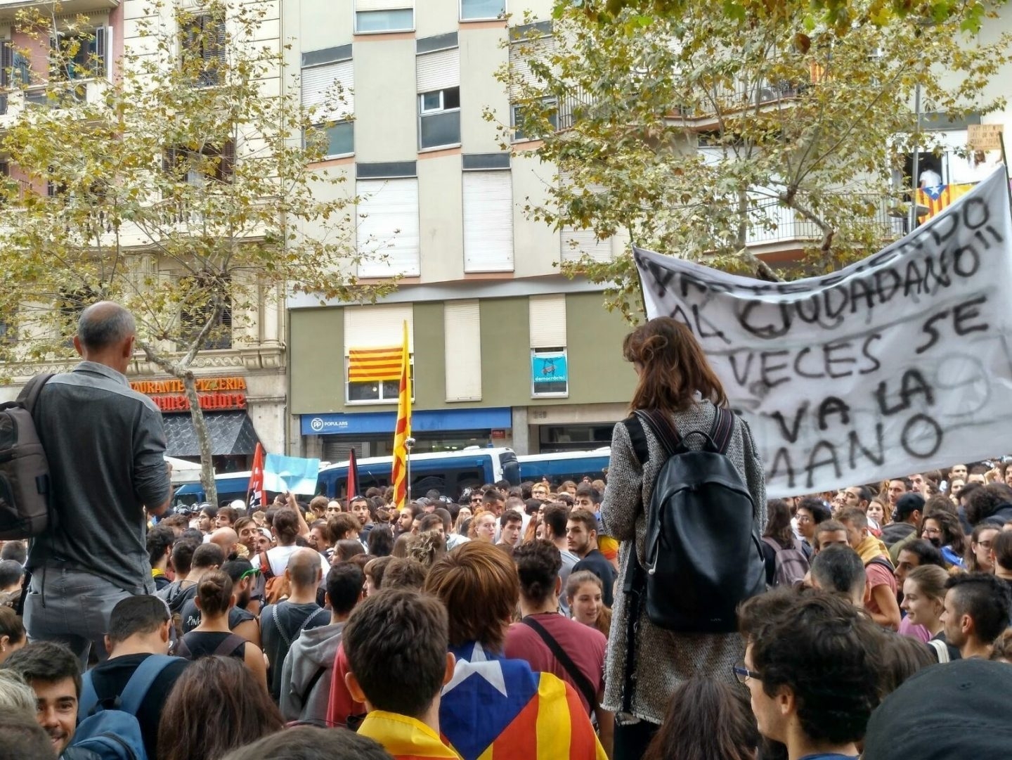 Manifestantes frente a la sede PP.