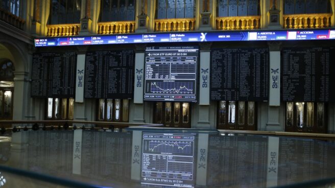 Paneles de cotización en el interior de la Bolsa de Madrid.
