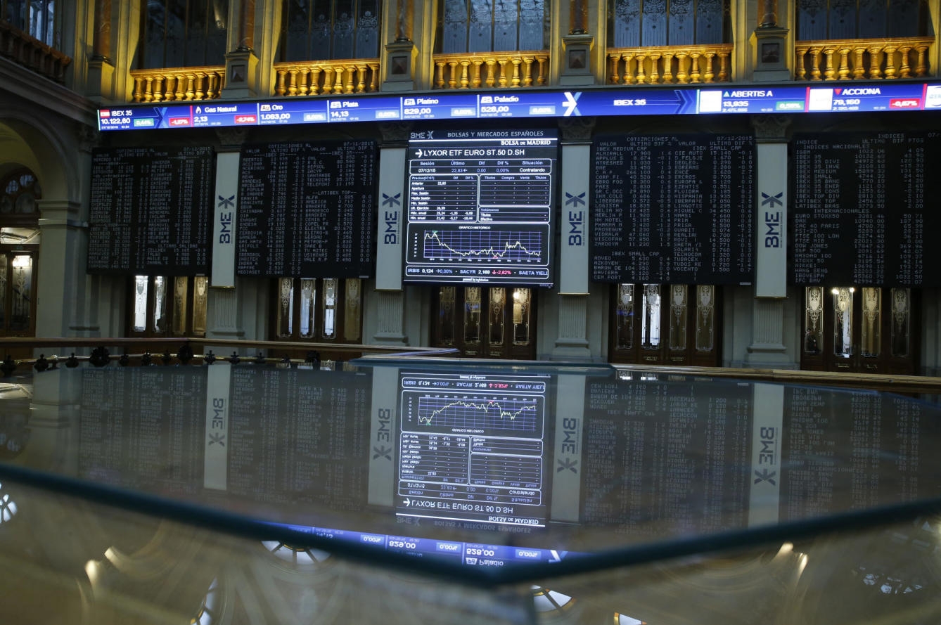 Paneles de cotización en el interior de la Bolsa de Madrid.