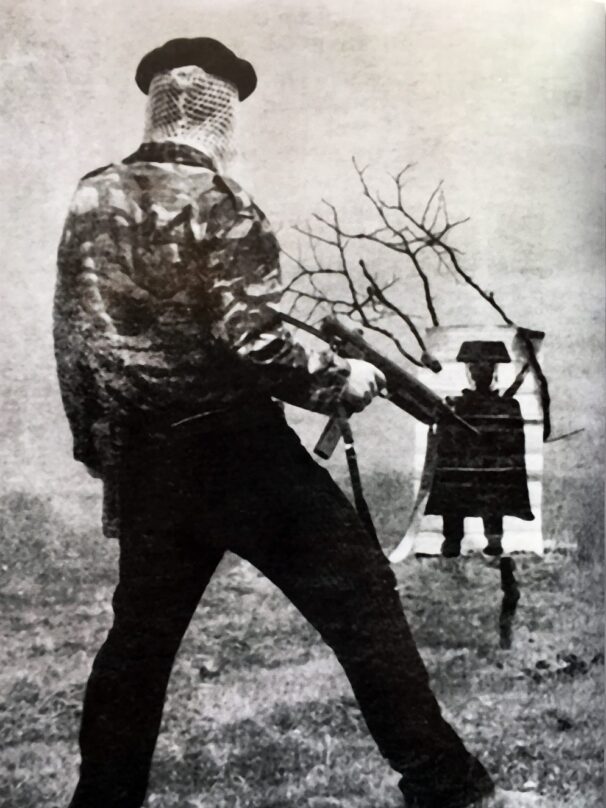 Imagen de un terrorista haciendo prácticas de tiro sacada de la propaganda de la banda.