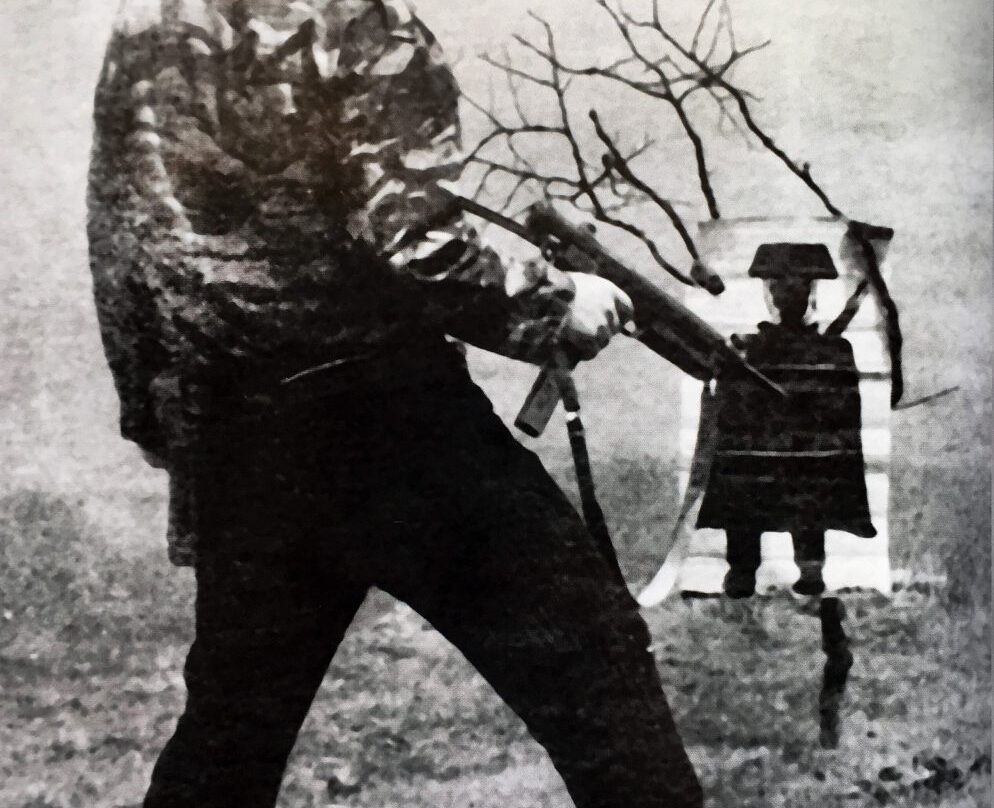 Imagen de un terrorista haciendo prácticas de tiro sacada de la propaganda de la banda.