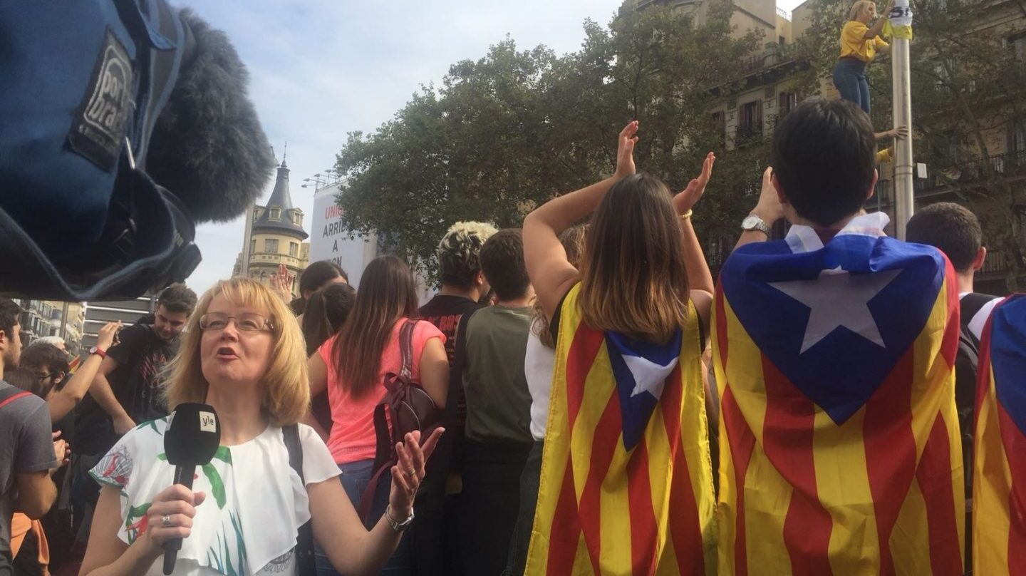 Un grupo de independentistas, ante una reportera internacional.