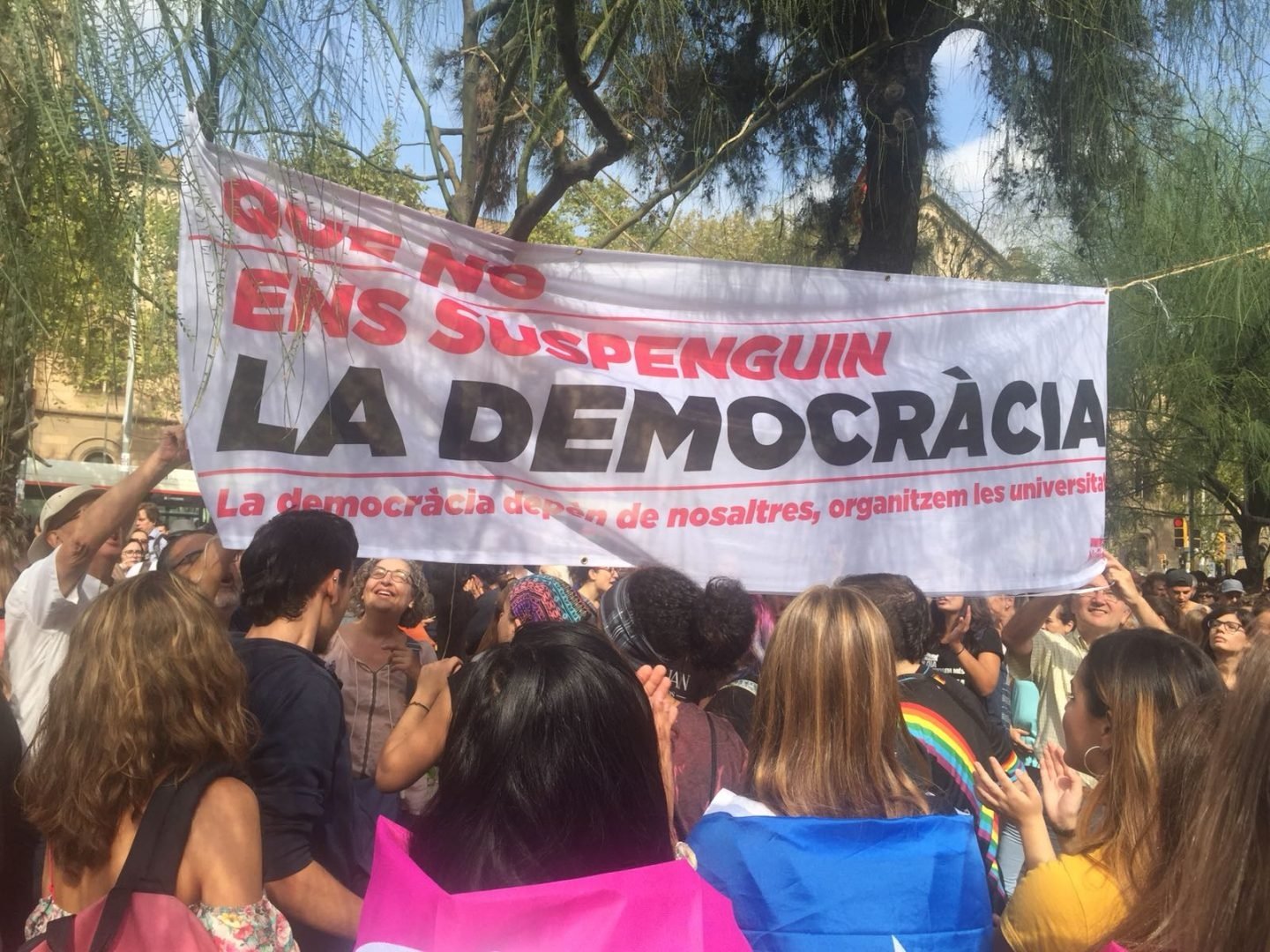 Un grupo de independentistas cuelga una pancarta en Barcelona.