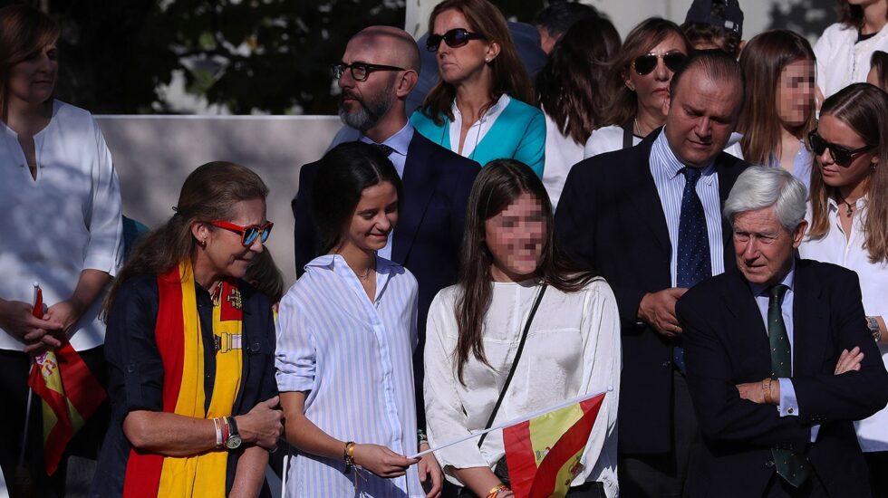 La Infanta Elena, junto a su hija Victoria Federica, asiste al desfile del Día de la Fiesta Nacional que presiden los Reyes, y al que asiste el Gobierno en pleno, encabezado por Mariano Rajoy, y la mayoría de líderes políticos.