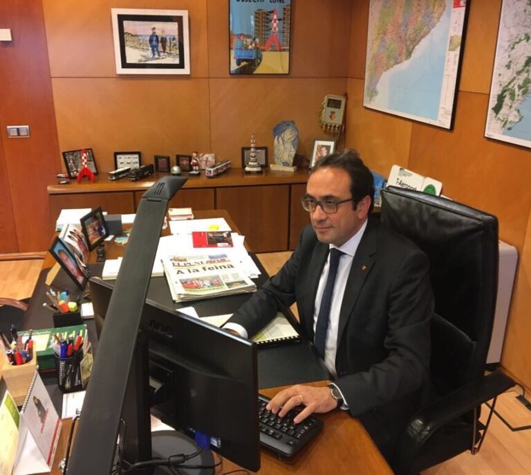 Los Mossos denunciarán ante el juez a los 'consellers' si no dejan sus despachos