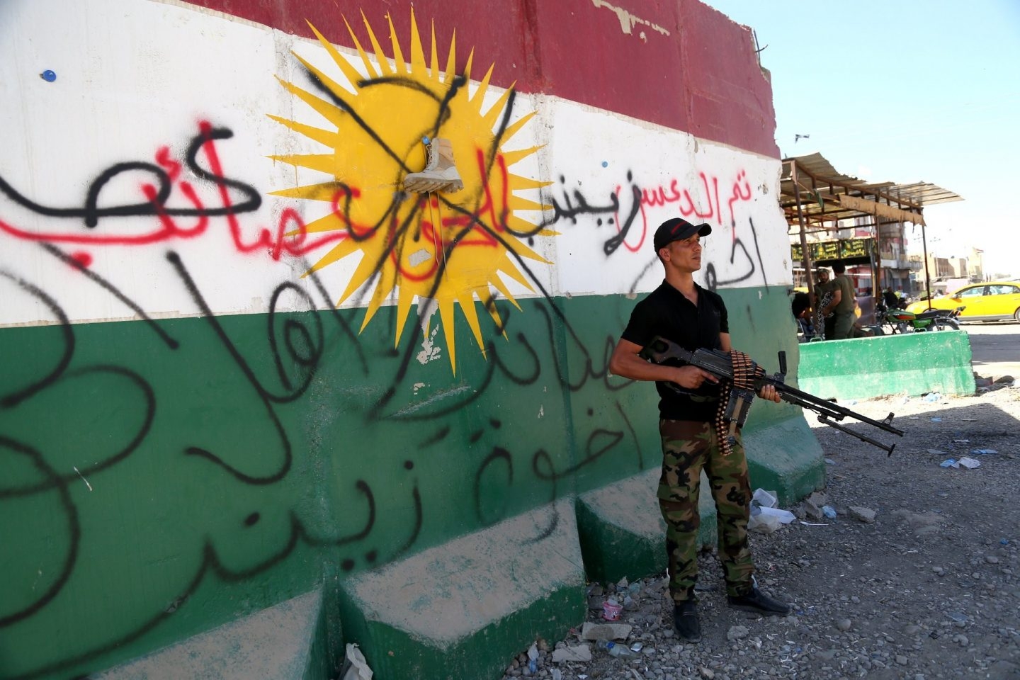 Miembros de las Fuerzas de Movilización Popular iraquíes patrullan las calles de Tuz al sur de Kirkuk.