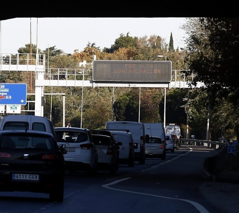 Carmena prohibirá coches, taxis y motos en todo Madrid en el nuevo "escenario de alerta"