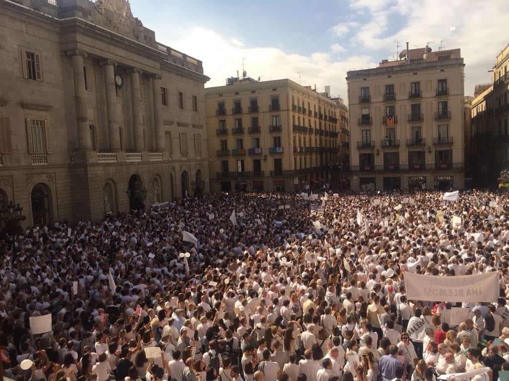 Manifestación en Barcelona, a favor del diálogo.