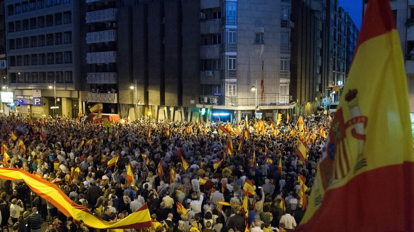 Miles de personas se han manifestado en apoyo a la Guardia Civil este miércoles por la noche en Zaragoza.