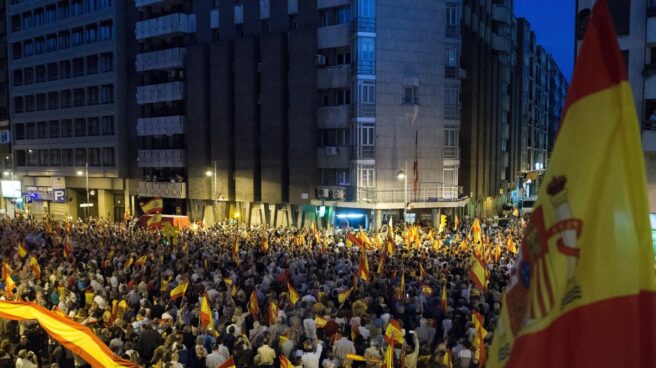 Miles de personas se han manifestado en apoyo a la Guardia Civil este miércoles por la noche en Zaragoza.