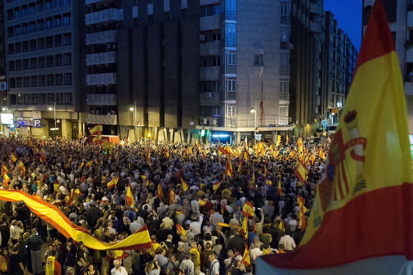 Miles de personas se han manifestado en apoyo a la Guardia Civil este miércoles por la noche en Zaragoza.