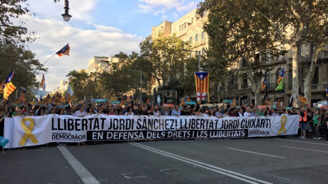 Cabecera de la manifestación por la libertad y el autogobierno en Cataluña, celebrada en Barcelona, tras el acuerdo del Consejo de Ministros para activar el artículo 155.