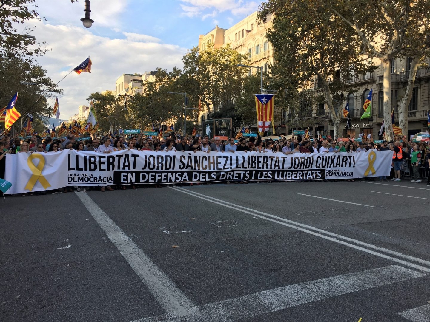 Cabecera de la manifestación por la libertad y el autogobierno en Cataluña, celebrada en Barcelona, tras el acuerdo del Consejo de Ministros para activar el artículo 155.