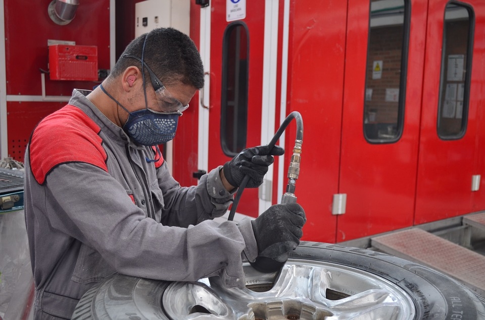 Un profesional autónomo trabaja en un taller mecánico.