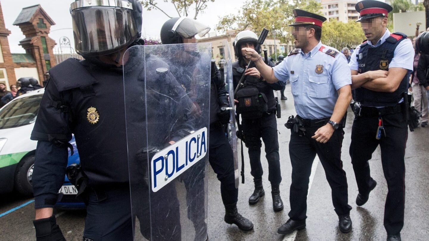 Discusión entre Mossos y agentes de la Policía Nacional durante la mañana del 1-O.