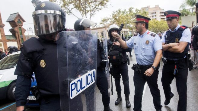 Discusión entre Mossos y agentes de la Policía Nacional durante la mañana del 1-O.