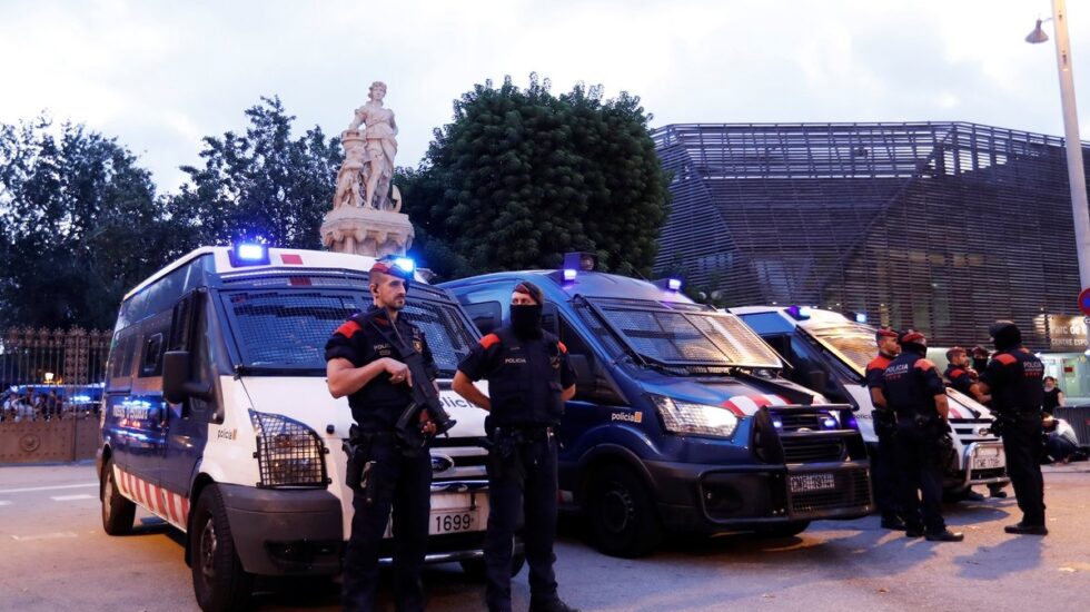 Los Mossos d'Esquadra bloquean la entrada al parque de la Ciutadella, por donde se accede al Parlament.