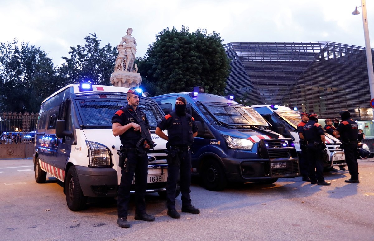 Los Mossos d'Esquadra bloquean la entrada al parque de la Ciutadella, por donde se accede al Parlament.