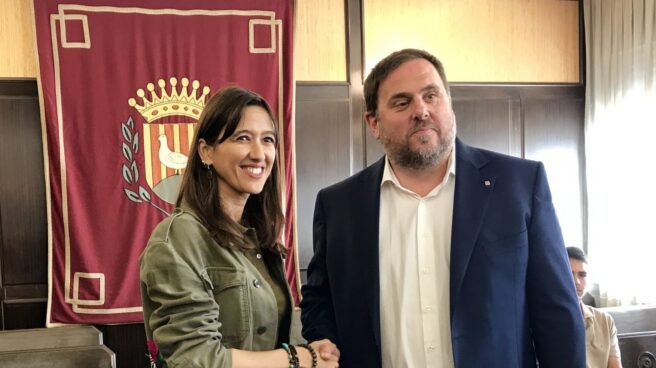 Núria Parlon, una de las alcaldesas que rechaza el 155, junto a Oriol Junqueras.