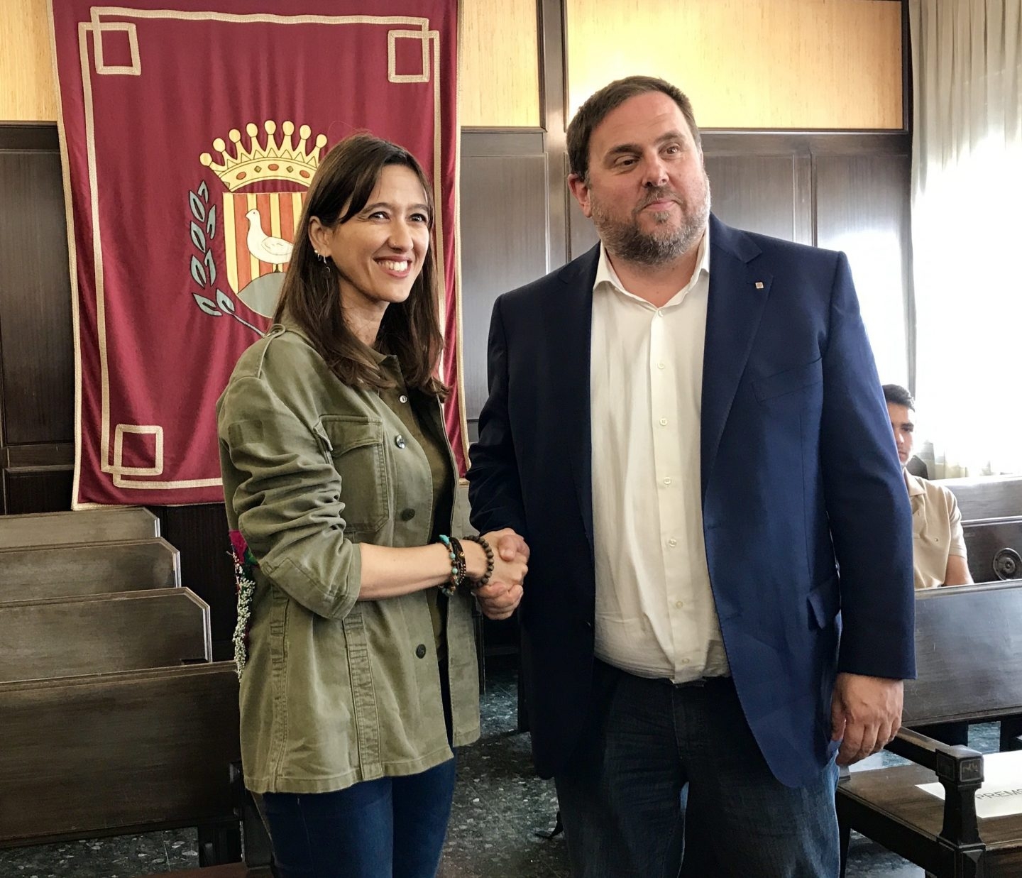 Núria Parlon, una de las alcaldesas que rechaza el 155, junto a Oriol Junqueras.