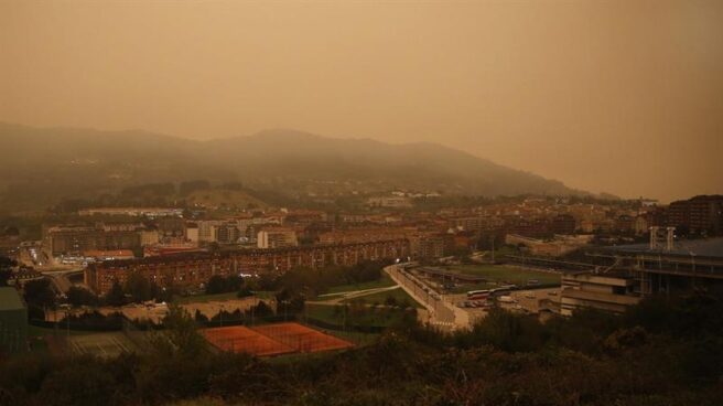 Nube de humo sobre Oviedo. Nube de hume sobre Oviedo.