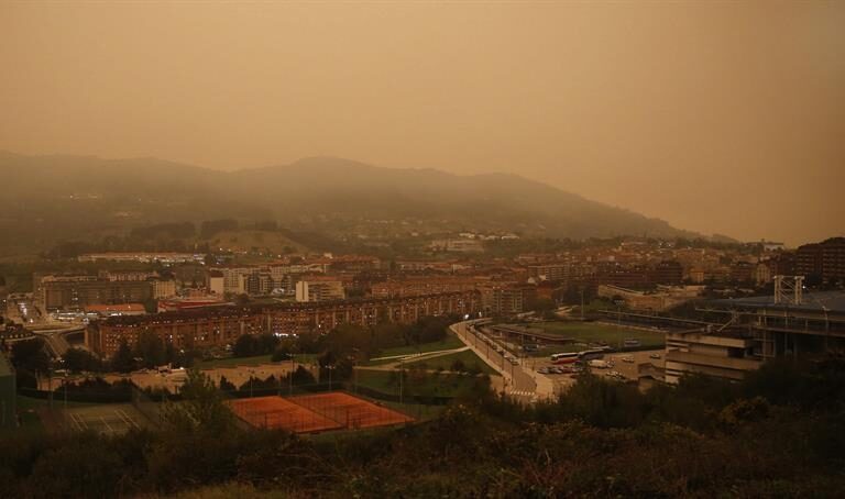 Una nube de humo cubre Asturias que estudia la prealerta por contaminación