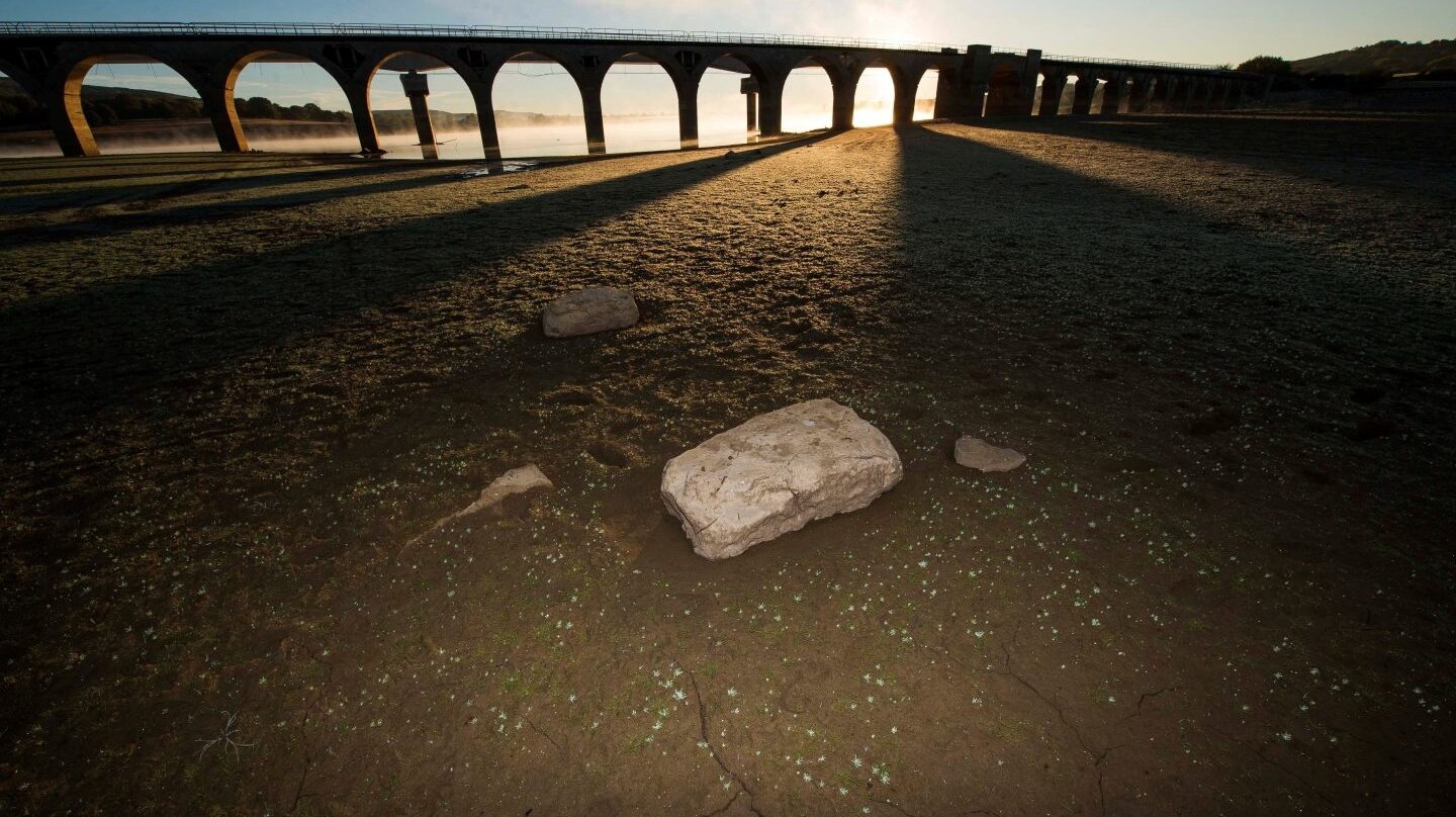 Vista del puente de Orzales sobre el pantano de Ebro