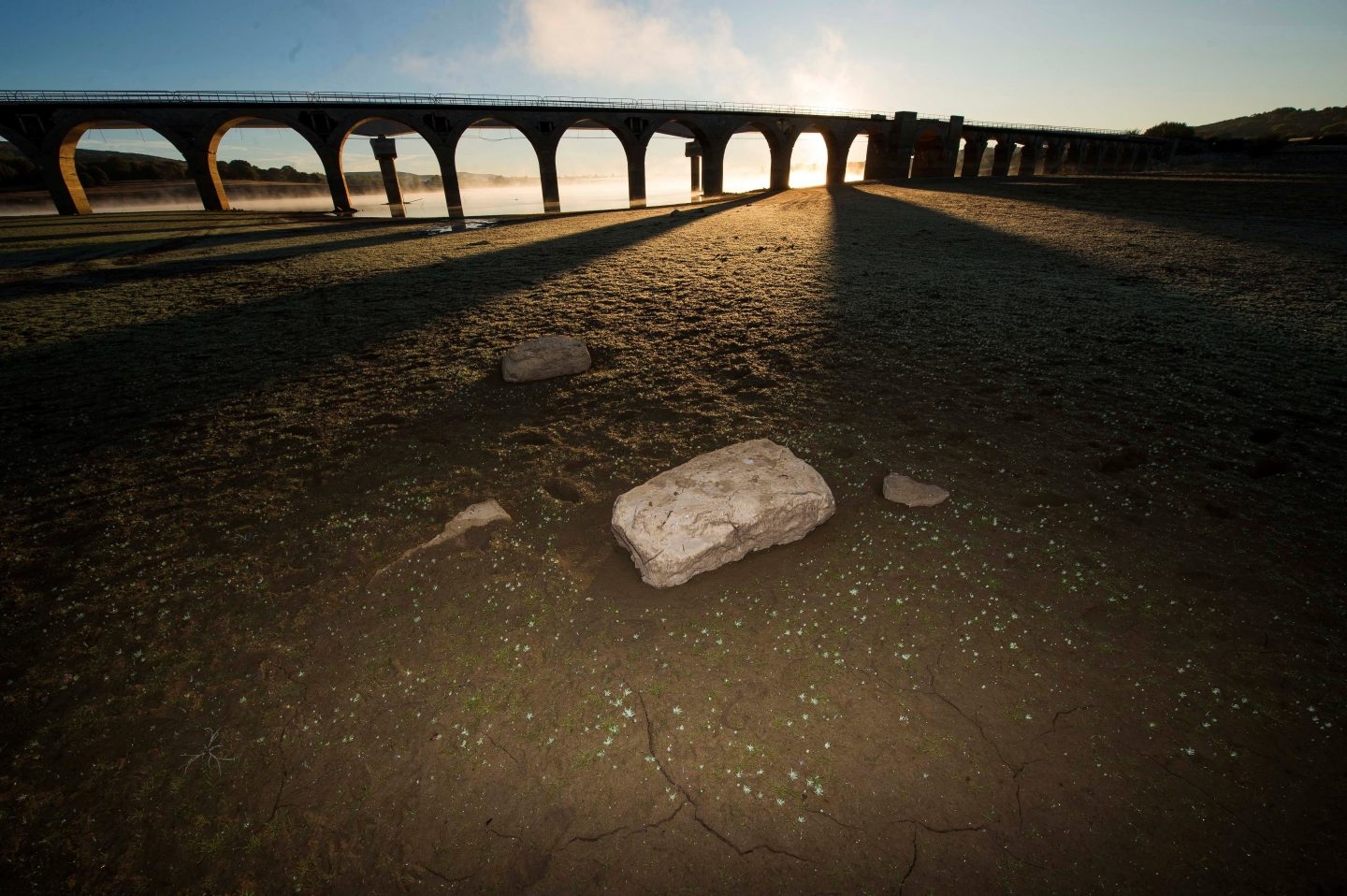 Vista del puente de Orzales sobre el pantano de Ebro