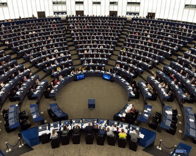 El Europarlamento se desmarca del 1-O y reprende a los 'observadores internacionales'