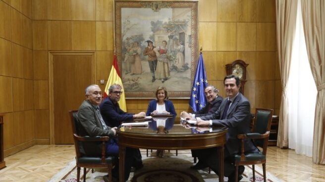 La ministra de Empleo, Fátima Báñez, reunida con los presidentes de CEOE y Cepyme (dcha), Juan Rosell y Antonio Garamendi, y los secretarios generales de CCOO y UGT (izda.), Unai Sordo y Pepe Álvarez.