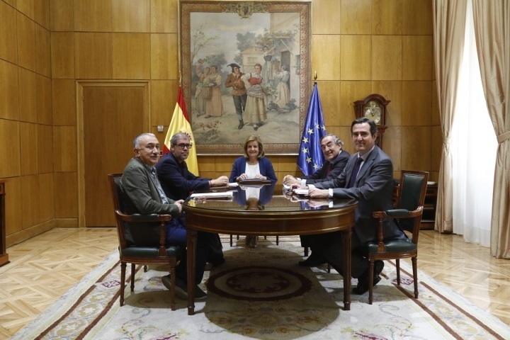 La ministra de Empleo, Fátima Báñez, reunida con los presidentes de CEOE y Cepyme (dcha), Juan Rosell y Antonio Garamendi, y los secretarios generales de CCOO y UGT (izda.), Unai Sordo y Pepe Álvarez.