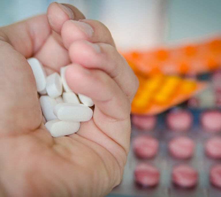 Los farmacéuticos alertan del peligro de comprar medicamentos en Internet