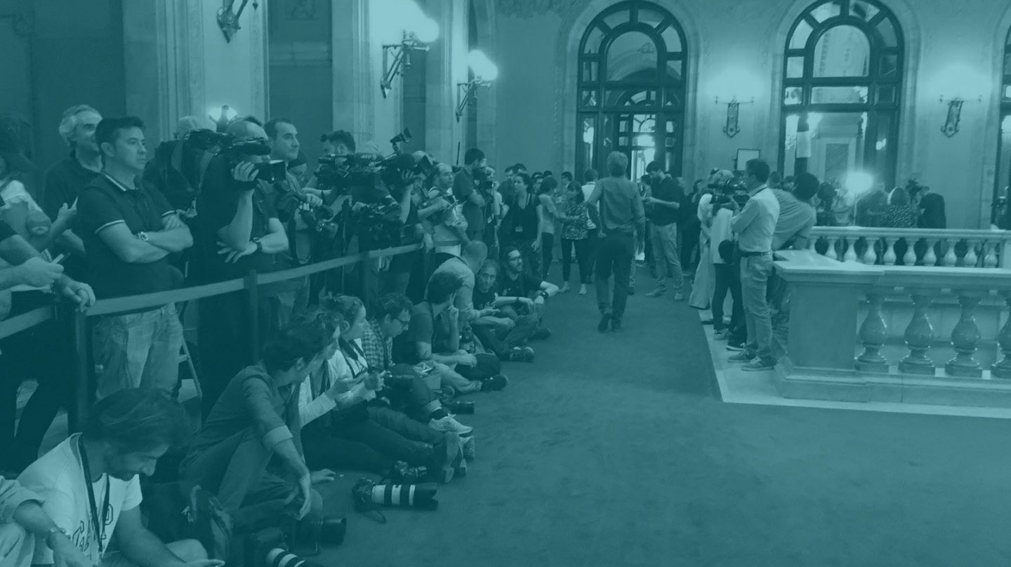 Los periodistas esperana a Puigdemont en el Parlament.