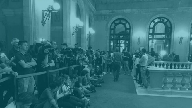 Los periodistas esperana a Puigdemont en el Parlament. Los periodistas esperana a Puigdemont en el Parlament.