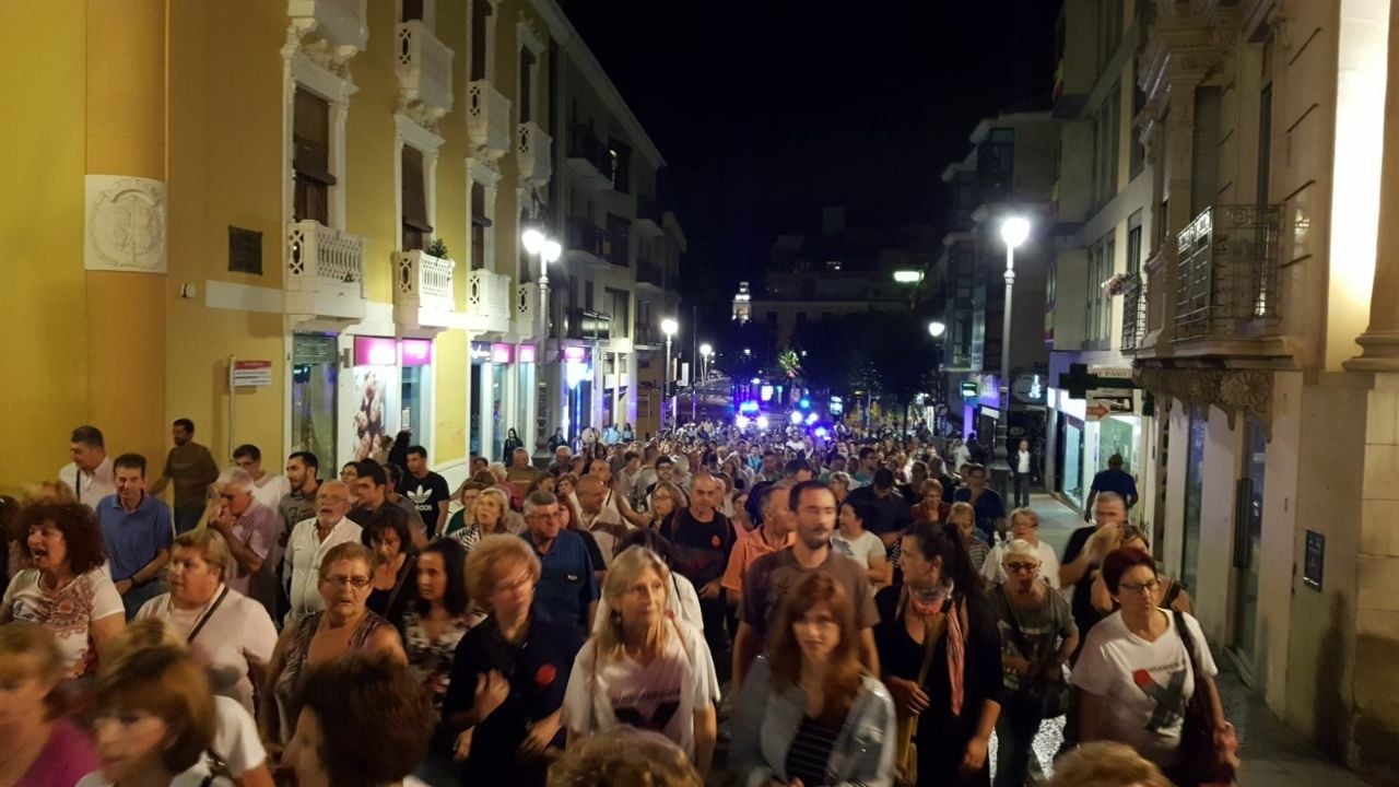 Centenares de vecinos de la Plataforma pro Soterramiento, en una protesta ante la sede de la patronal murciana Croem.