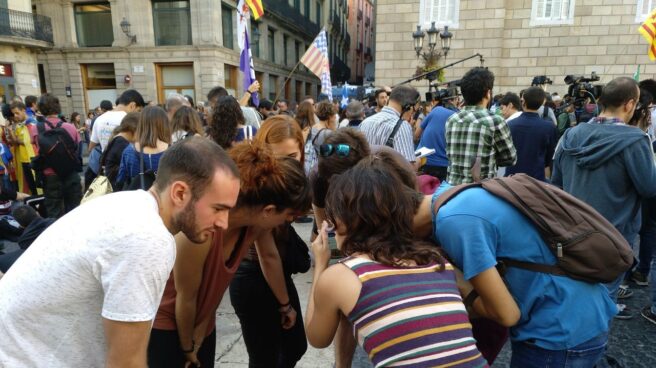 Jóvenes independentistas escuchan el discurso de Puigdemont en el que rechazó convocar elecciones.